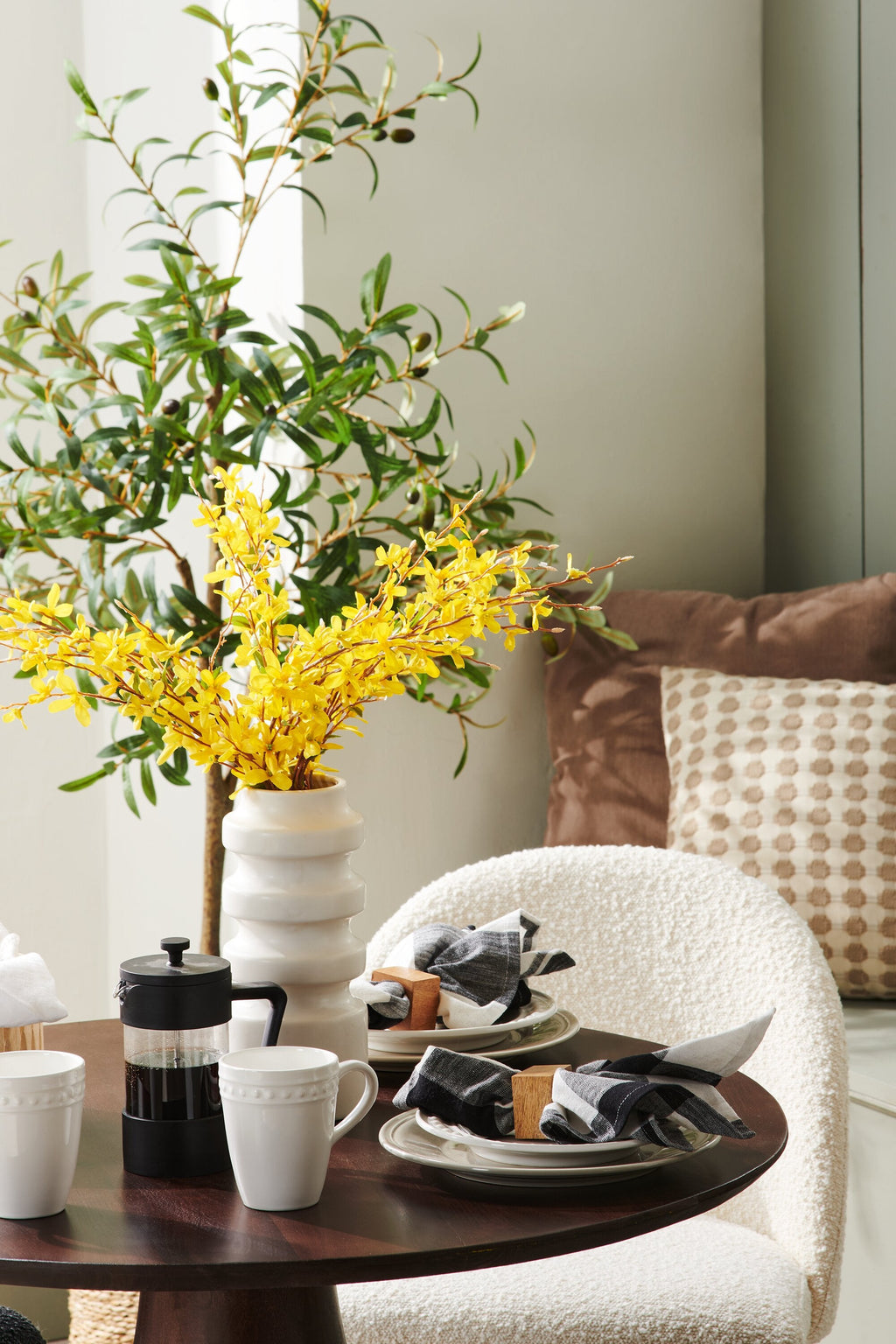 Bali Dining Table, Mango Wood, Pedestal Base, 36"W Round - Brown | Table de salle à manger ronde Bali de 36 po (L) en manguier avec base piédestal - brune