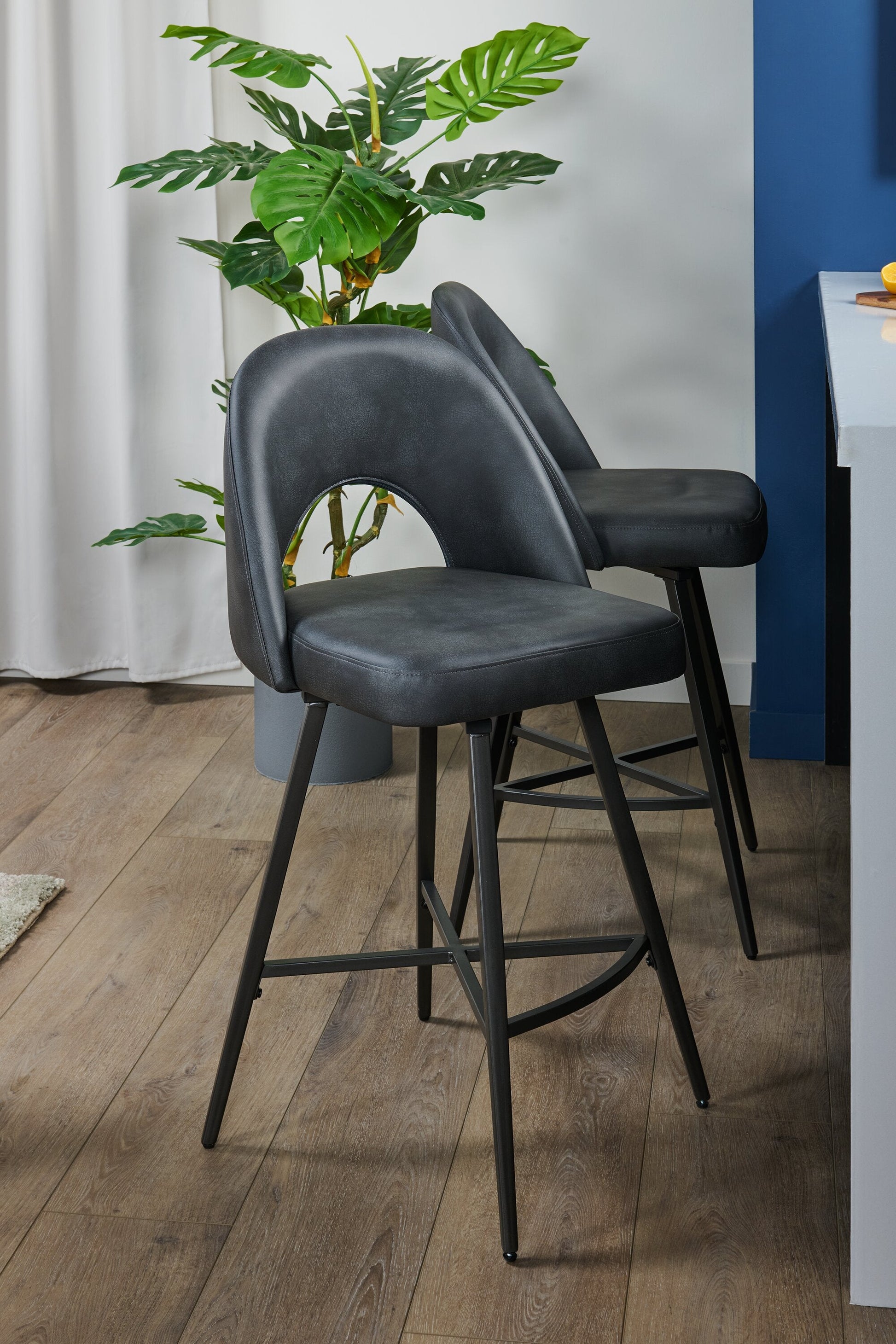 Kort & Co. Bay Counter-Height Stool with Swivel Seat, Vegan Leather Fabric, Metal - Charcoal | Tabouret Bay de Kort & Co. de hauteur comptoir en tissu de cuir végétalien et en métal avec siège pivotant - anthracite