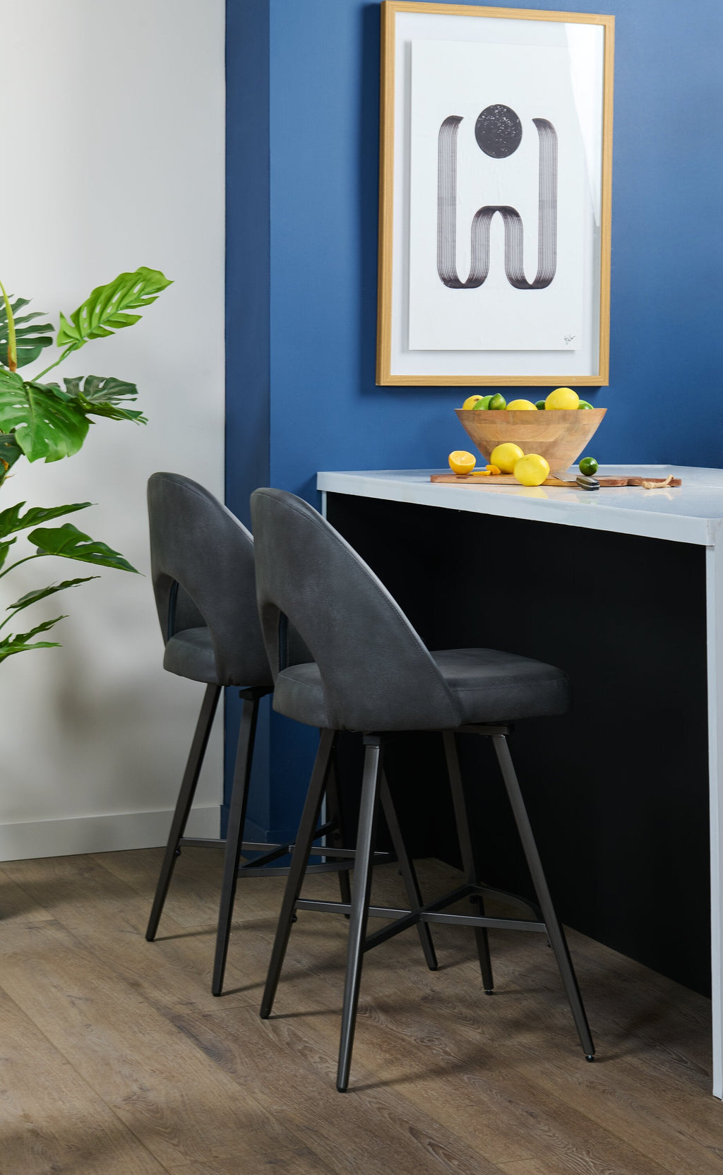 Kort & Co. Bay Counter-Height Stool with Swivel Seat, Vegan Leather Fabric, Metal - Charcoal | Tabouret Bay de Kort & Co. de hauteur comptoir en tissu de cuir végétalien et en métal avec siège pivotant - anthracite