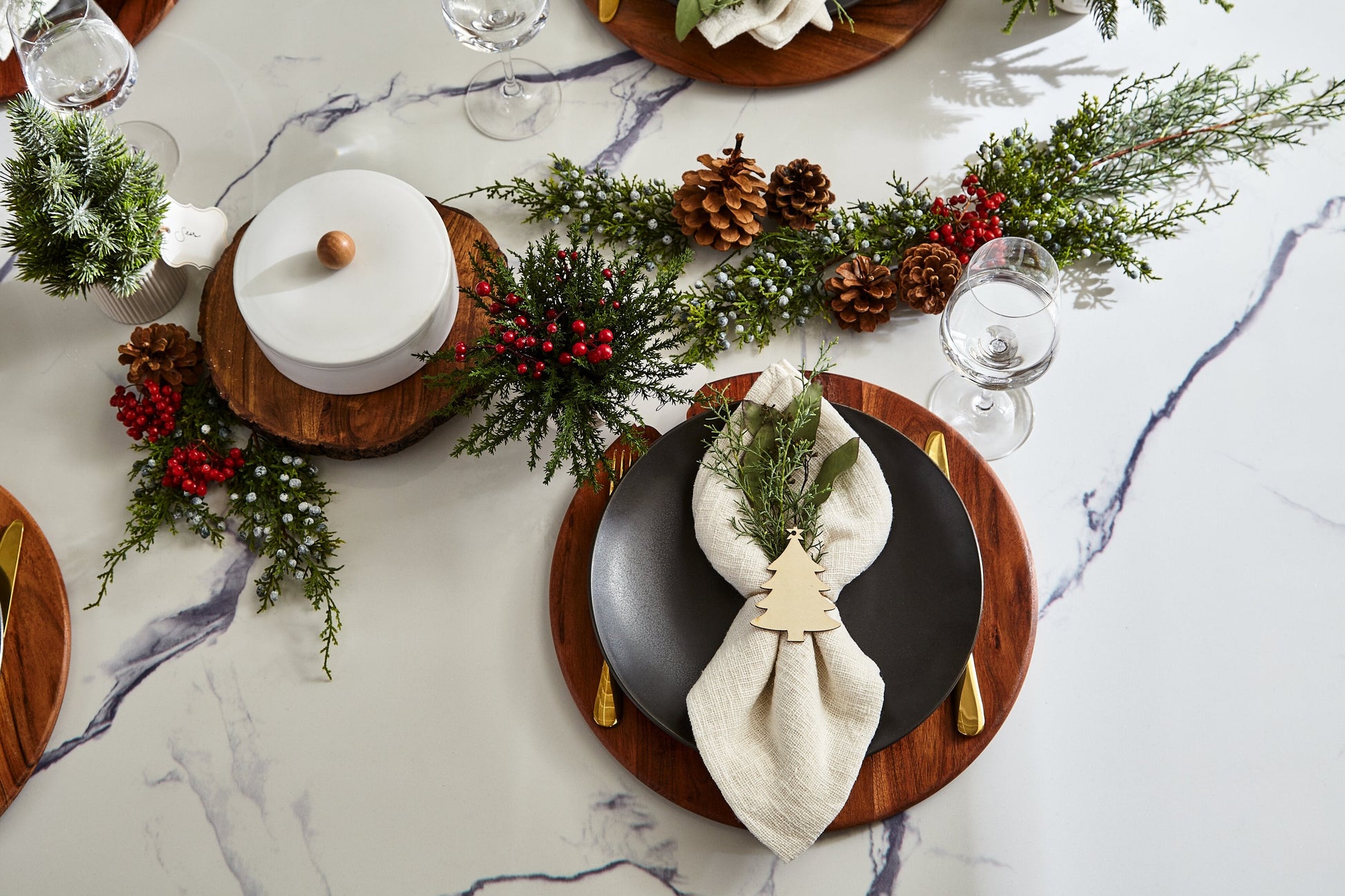 Verona Dining Table with Culture Marbled Top, Trestle Base, 70"W - White | Table de salle à manger Verona de 70 po (L) avec dessus en marbre synthétique et base à tréteaux - blanche