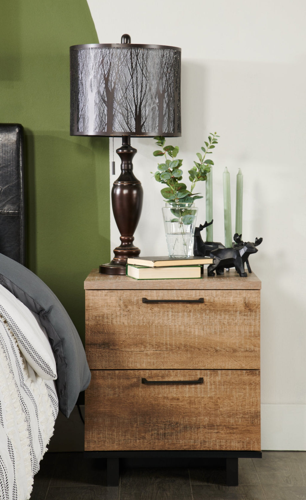 28" Bean Bronzed Table Lamp with Cut-Out Shade|Lampe de table de 28 po bronze huilé avec abat-jour orné de découpes